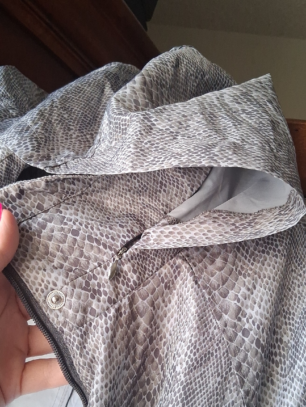 Khaki/grey CALVIN KLEIN Jacket - Lightweight Snake Print Sz Large - Picture 9 of 15